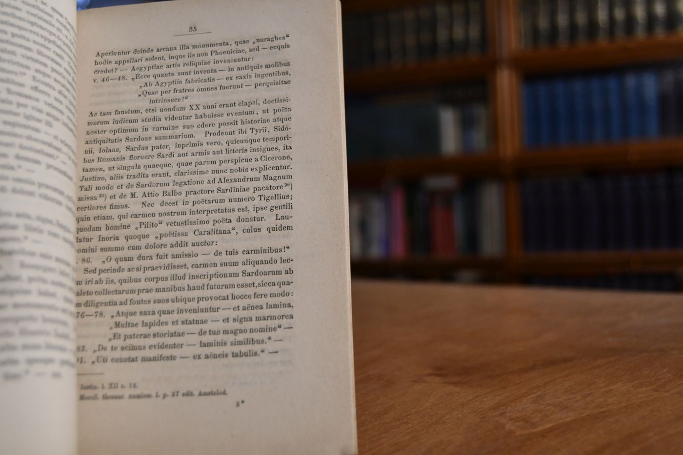 De Sardinia Insula contentioni inter Pontifices romanos atque Imperatores materiam praebente, Corsicanae quoque Historiae ratione adhibita.