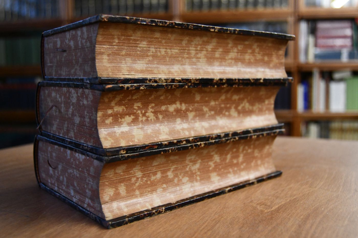 Lehrbuch der Ingenieur- und Maschinen-Mechanik mit den nöthigen Hilfslehrenaus der Analysis für den Unterricht an technischen Lehranstalten sowie zum Gebrauche für Techniker. 3 Bde. 1. Lehrbuch der theoretischen Mechanik. 2. Die Anwendung der Mechanik auf Bauwerke und Umtriebsmachinen. 3. Die Mechanik des Zwischen- und Arbeitsmaschinen. hier nur die 2. Abtheilung.
