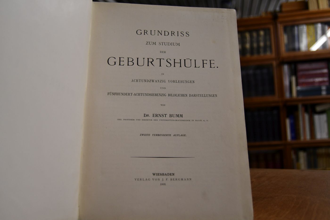 Grundriss zum Studium der Geburtshülfe in achtundzwanzig Vorlesungen und fünfhundertachtundsiebenzig bildlichen Darstellungen.