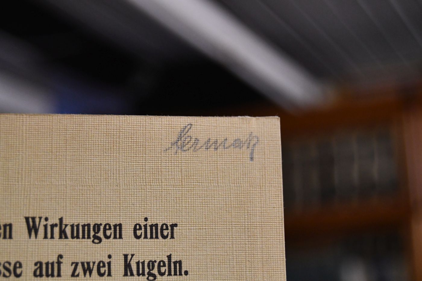 Die hydrodynamischen Wirkungen einer schwingenden Luftmasse auf zwei Kugeln.