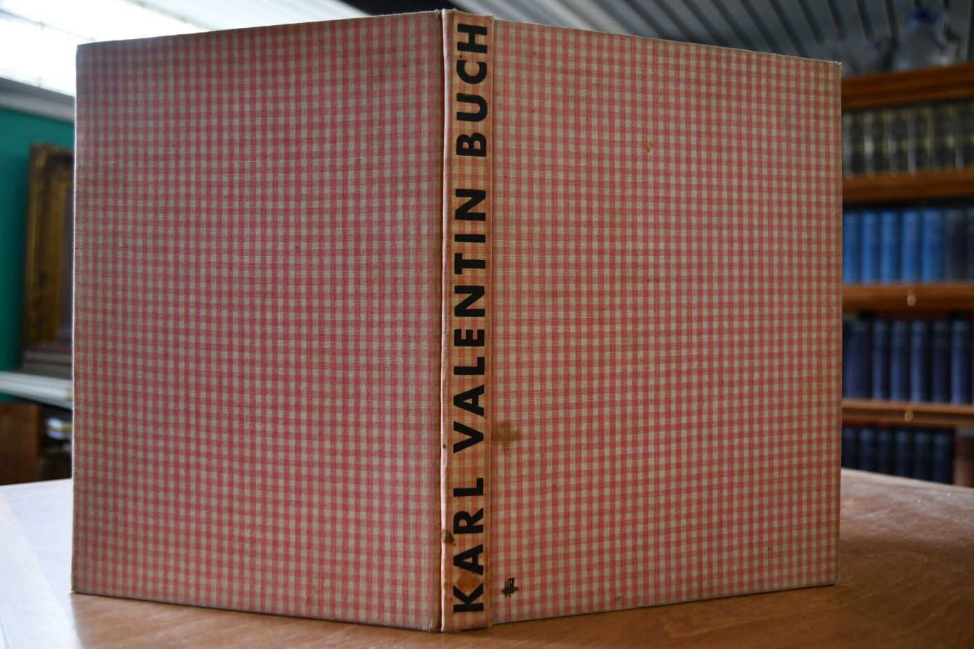 Das Karl Valentin-Buch. Erstes und einziges Bilderbuch von Karl Valentin über ihn und Lisl Karlstadt mit Vorwort und ernsthafter Lebensbeschreibung und Bildunterschriften von ihm selbst, sowie zwei Aufsätzen von Tim Klein und Wilhelm Hausenstein.