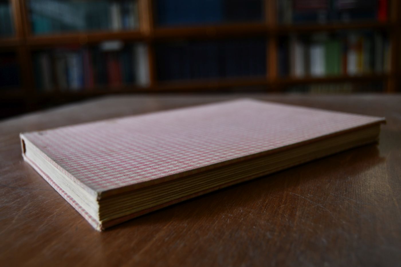 Das Karl Valentin-Buch. Erstes und einziges Bilderbuch von Karl Valentin über ihn und Lisl Karlstadt mit Vorwort und ernsthafter Lebensbeschreibung und Bildunterschriften von ihm selbst, sowie zwei Aufsätzen von Tim Klein und Wilhelm Hausenstein.