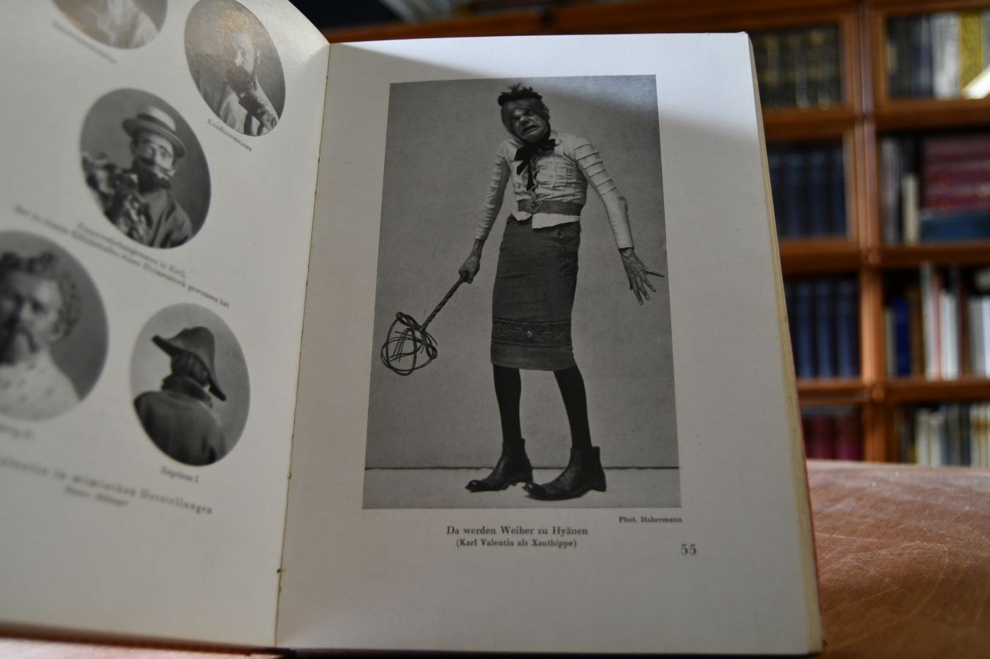 Das Karl Valentin-Buch. Erstes und einziges Bilderbuch von Karl Valentin über ihn und Lisl Karlstadt mit Vorwort und ernsthafter Lebensbeschreibung und Bildunterschriften von ihm selbst, sowie zwei Aufsätzen von Tim Klein und Wilhelm Hausenstein.