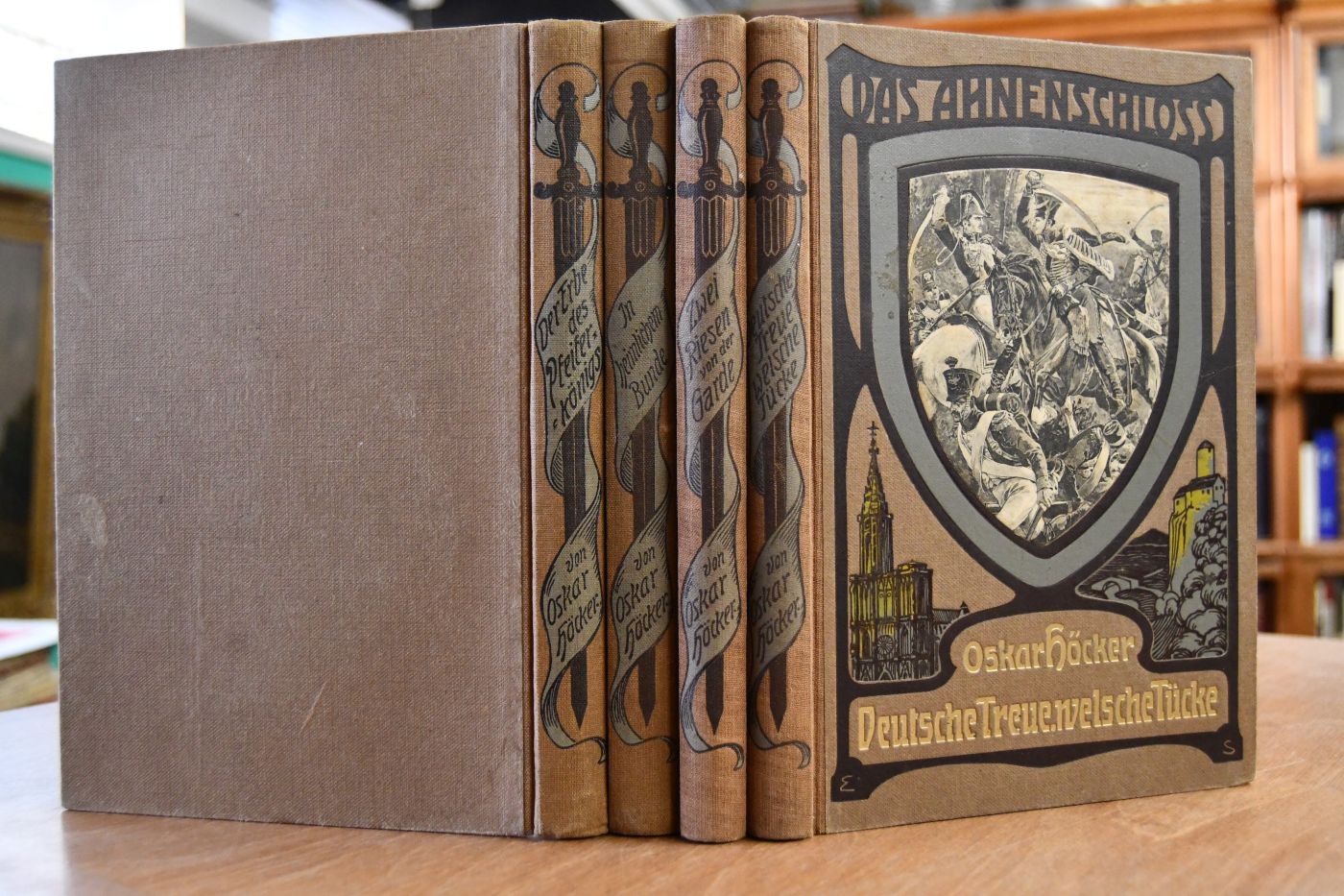 Das Ahnenschloß. Vier kulturgeschichtliche Erzählungen. 1. Der Erbe des Pfeiferkönigs. 2. In heimlichen Bunde. 3. Zwei Riesen von der Garde. 4. Deutsche Treue, welsche Tücke.