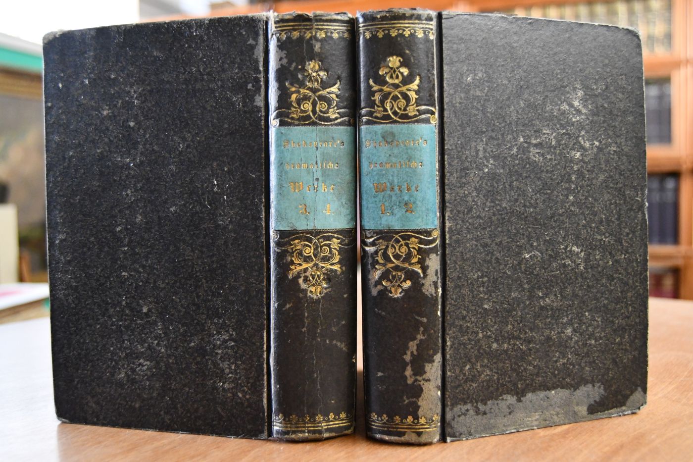 Shakespeares dramatische Werke. Uebersetzt von August Wilhelm von Schlegel, ergänzt und erläutert von Ludwig Tieck. Bde. 1-4 (von 9) in 2 Bänden.