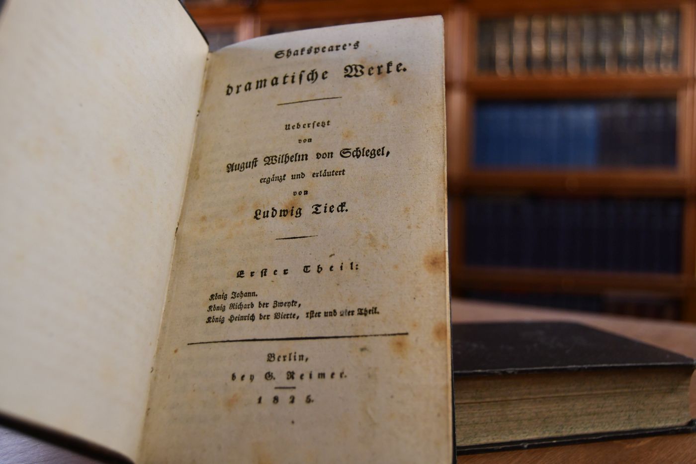 Shakespeares dramatische Werke. Uebersetzt von August Wilhelm von Schlegel, ergänzt und erläutert von Ludwig Tieck. Bde. 1-4 (von 9) in 2 Bänden.