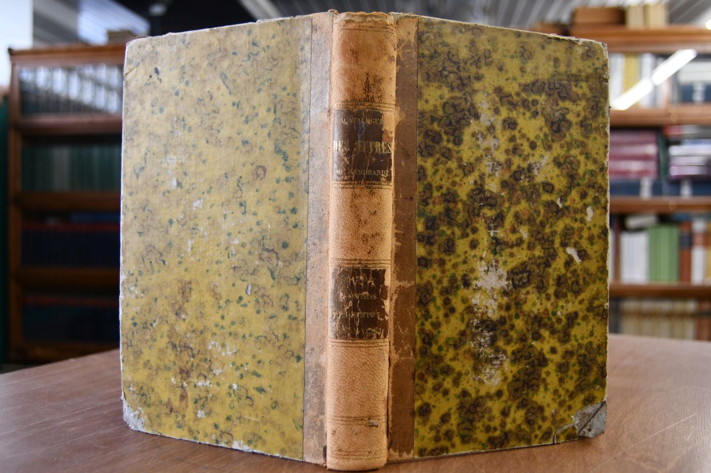 Catalogue raisonne de toutes les estampes qui forment l`oeuvre de Rembrandt, et des principales pieces de ses eleves, compose par les sieurs Gersaint, Helle, Glomy et P.Yver. Beigebunden Suplement au Catalogue de Rembrandt, suive d`une description des estampes de ses eleves, augmentees de pieces et d`epreuves inedites. On y a joint une description des morceaux qui lui ont ete faussement attribues et de ceux des meilleurs graveurs, d`apres ses tableaux ou dessins. Paris, Didot, 1828, XV, 244 S.