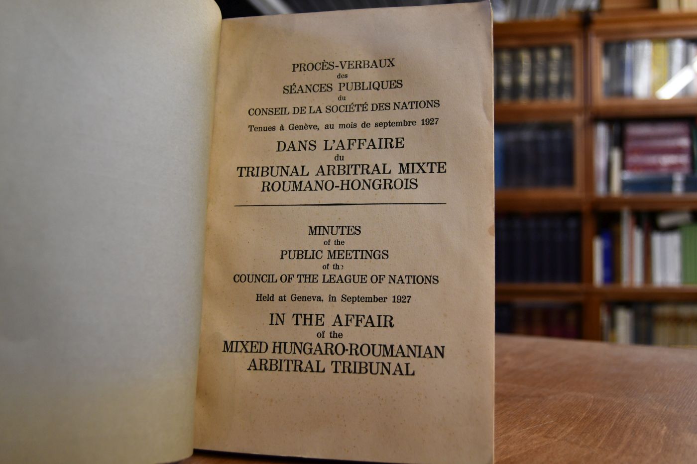 Minutes of the public meetings of the Council of the League of Nations held at Geneva, in September 1927 in the affair of the mixed Hungaro-Roumanian arbitrial Tribunal. Zweisprachig französisch-englisch.