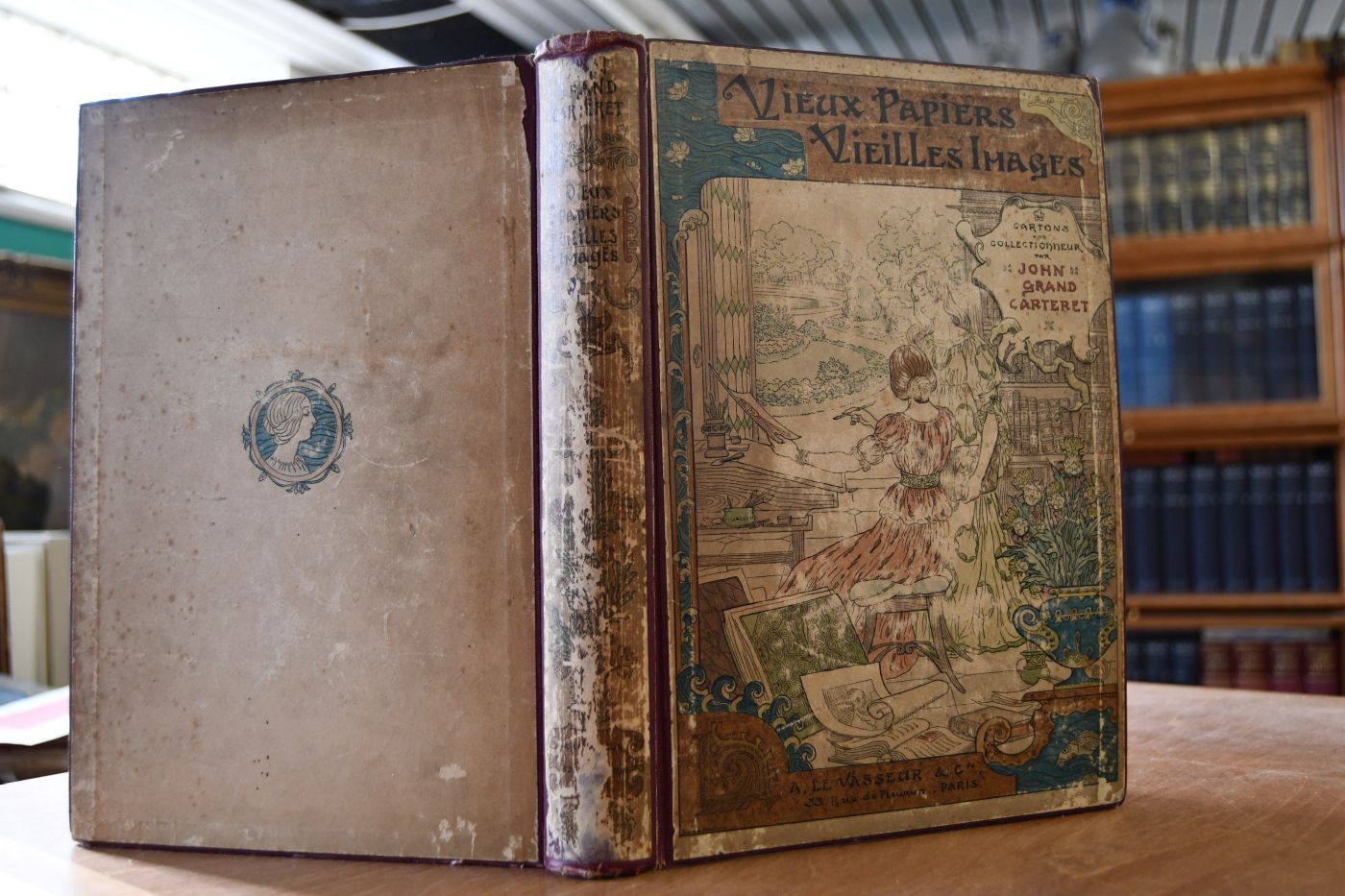 Vieux Papiers Vieilles Images. Cartons d`un Collectionneur.