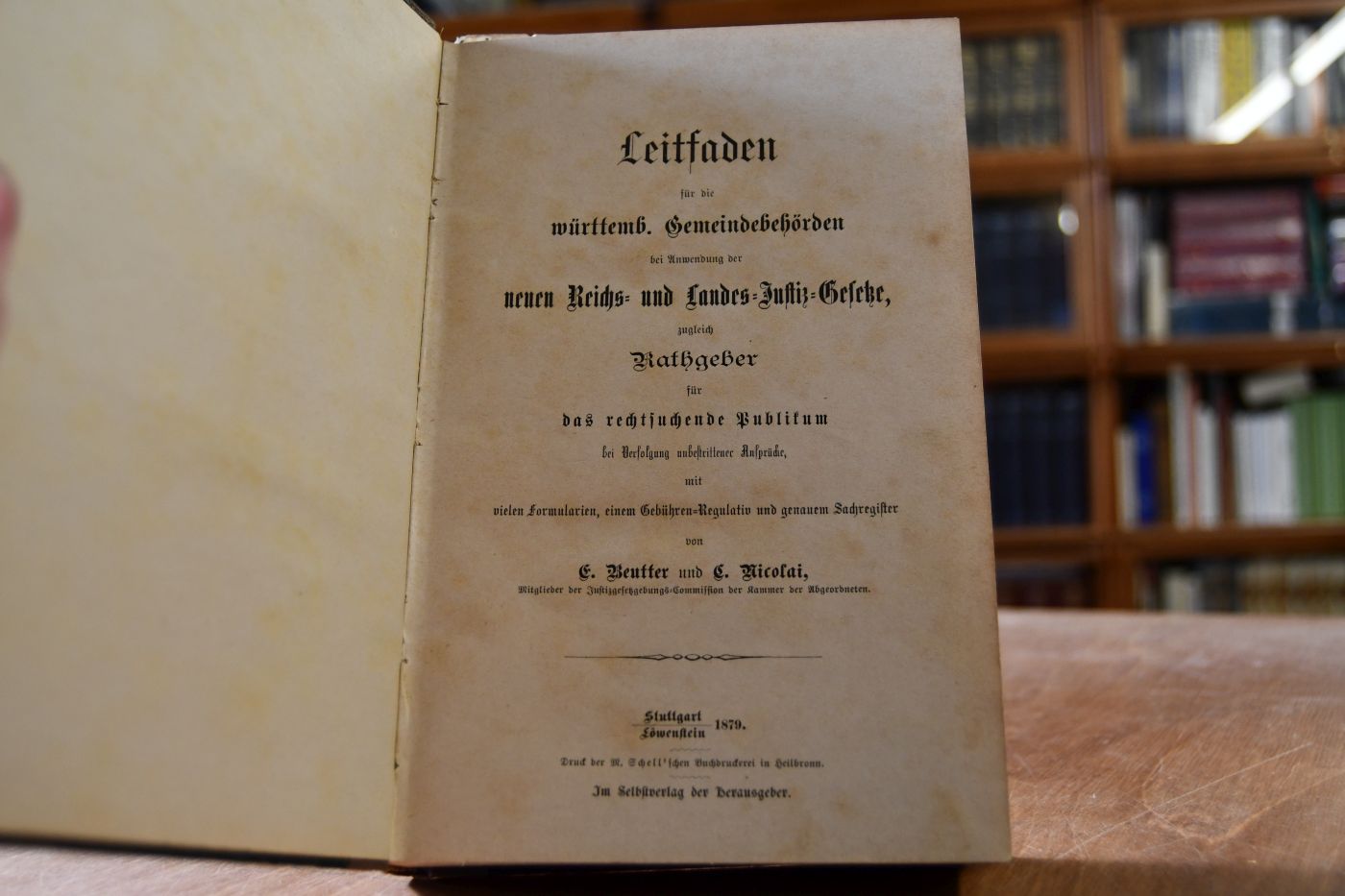 Leitfaden für die württemb. Gemeindebehörden bei Anwendung der neuen Reichs- und Landes-Justiz-Gesetze, zugleich Rathgeber für das rechtsuchende Publikum bei Verfolgung unbestrittener Ansprüche, mit vielen Formularien, einem Gebühren-Regulativ und genauem Sachregister.