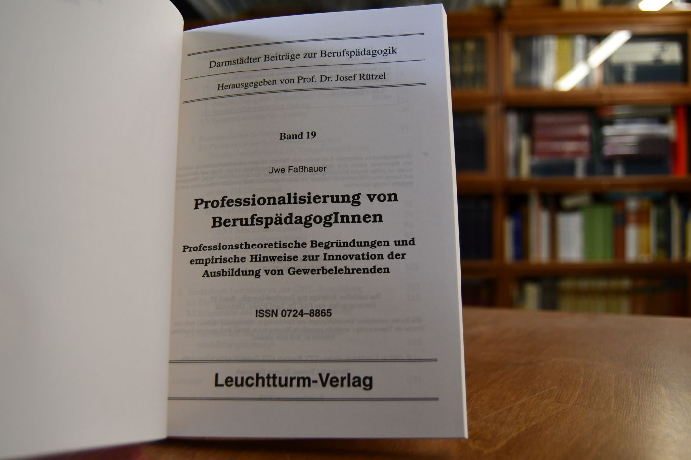 Professionalisierung von BerufspädagogInnen. Professionstheoretische Begründungen und empirische Hinweise zur Innovation der Ausbildung von Gewerbelehrenden.