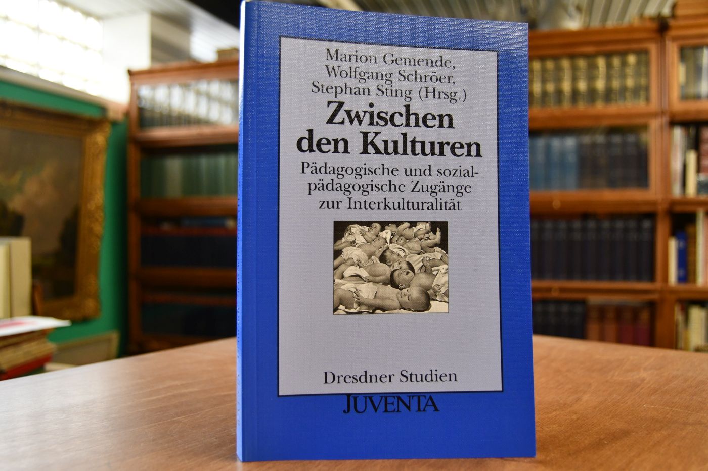 Zwischen den Kulturen. Pädagogische und sozialpädagogische Zugänge zur Interkulturalität.