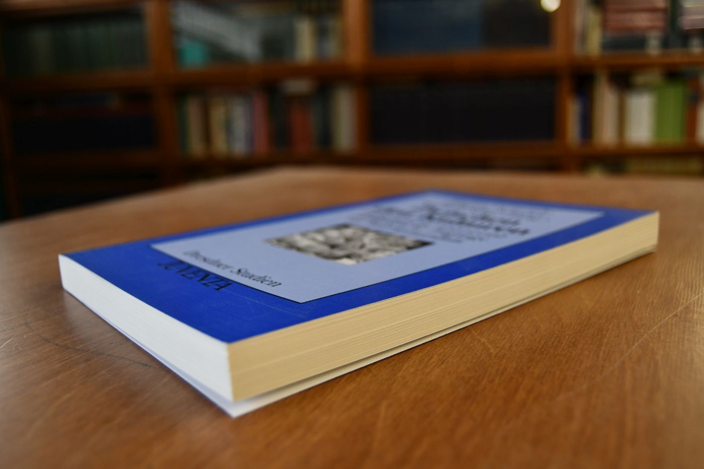 Zwischen den Kulturen. Pädagogische und sozialpädagogische Zugänge zur Interkulturalität.