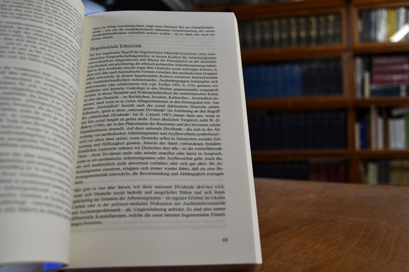 Zwischen den Kulturen. Pädagogische und sozialpädagogische Zugänge zur Interkulturalität.