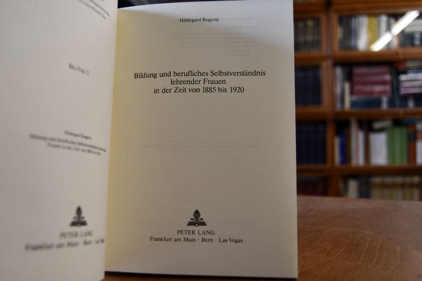 Bildung und berufliches Selbstverständnis lehrender Frauen in der Zeit von 1885 bis 1920.