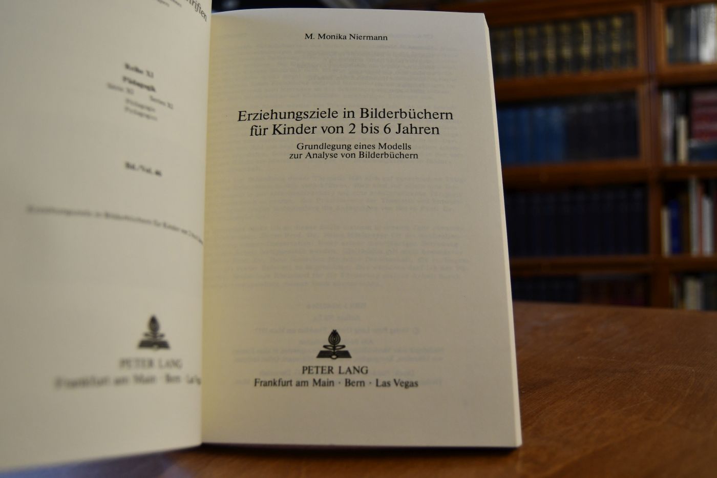 Erziehungsziele in Bilderbüchern für Kinder von 2 bis 6 Jahren. Grundlegung eines Modells zur Analyse von Bilderbüchern.