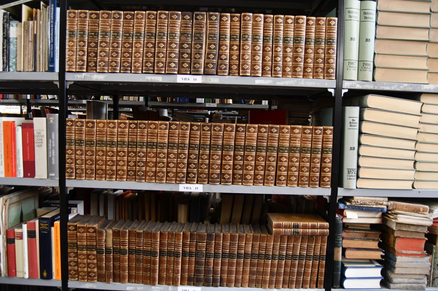 Biographie Universelle, Ancienne et Moderne, ou Histoire, par ordre alphabetique, de la Vie publique et privee de tous les hommes qui se sont fait remarquer par leurs ecrits, leur actions, leurs talents, leurs vertus ou leurs crimes. 52 Bde. Grundwerk, "Partie mythologique" 3 Bde. und 30 Supplementbände (bis Bd. 85 Van-Vil). Wohl alles Erschienene.