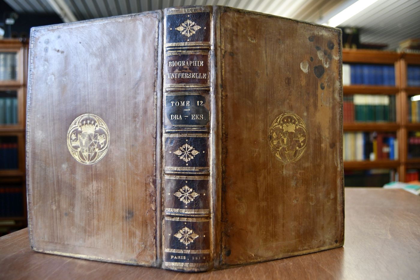 Biographie Universelle, Ancienne et Moderne, ou Histoire, par ordre alphabetique, de la Vie publique et privee de tous les hommes qui se sont fait remarquer par leurs ecrits, leur actions, leurs talents, leurs vertus ou leurs crimes. 52 Bde. Grundwerk, "Partie mythologique" 3 Bde. und 30 Supplementbände (bis Bd. 85 Van-Vil). Wohl alles Erschienene.