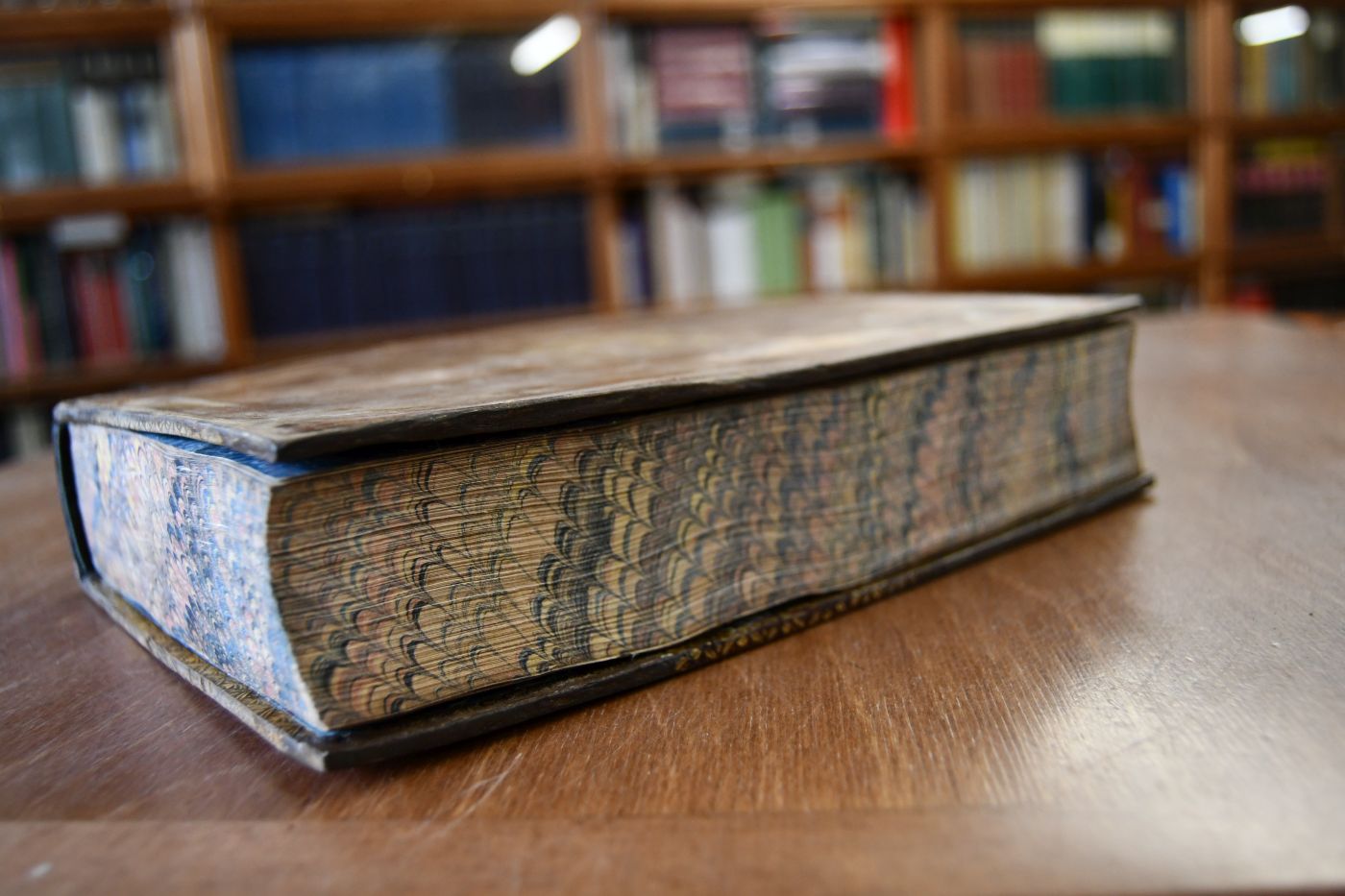 Biographie Universelle, Ancienne et Moderne, ou Histoire, par ordre alphabetique, de la Vie publique et privee de tous les hommes qui se sont fait remarquer par leurs ecrits, leur actions, leurs talents, leurs vertus ou leurs crimes. 52 Bde. Grundwerk, "Partie mythologique" 3 Bde. und 30 Supplementbände (bis Bd. 85 Van-Vil). Wohl alles Erschienene.