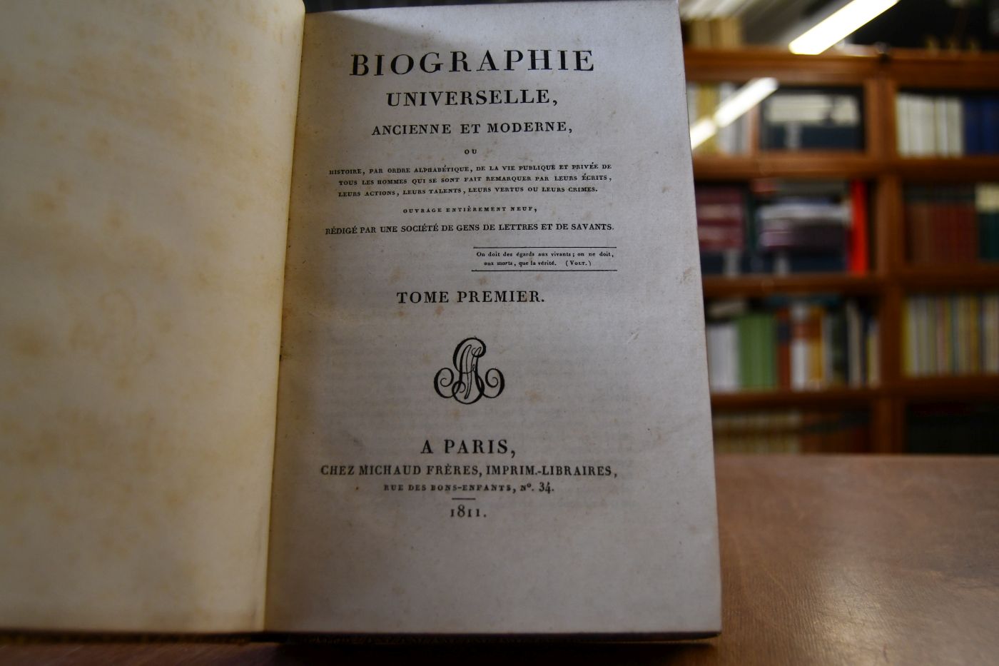 Biographie Universelle, Ancienne et Moderne, ou Histoire, par ordre alphabetique, de la Vie publique et privee de tous les hommes qui se sont fait remarquer par leurs ecrits, leur actions, leurs talents, leurs vertus ou leurs crimes. 52 Bde. Grundwerk, "Partie mythologique" 3 Bde. und 30 Supplementbände (bis Bd. 85 Van-Vil). Wohl alles Erschienene.