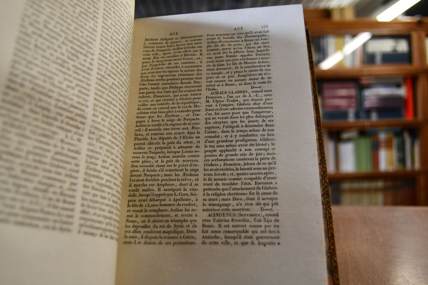 Biographie Universelle, Ancienne et Moderne, ou Histoire, par ordre alphabetique, de la Vie publique et privee de tous les hommes qui se sont fait remarquer par leurs ecrits, leur actions, leurs talents, leurs vertus ou leurs crimes. 52 Bde. Grundwerk, "Partie mythologique" 3 Bde. und 30 Supplementbände (bis Bd. 85 Van-Vil). Wohl alles Erschienene.