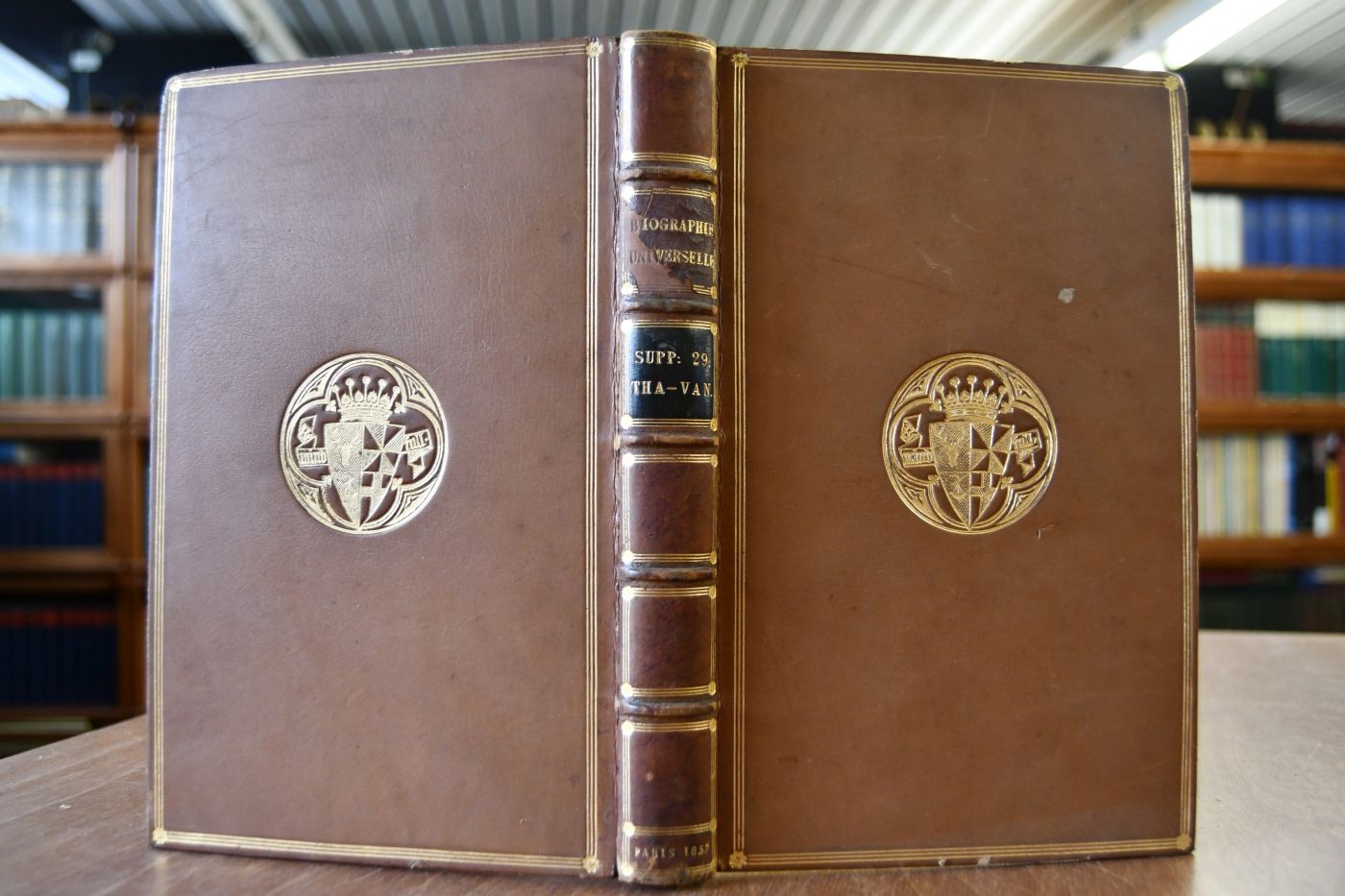 Biographie Universelle, Ancienne et Moderne, ou Histoire, par ordre alphabetique, de la Vie publique et privee de tous les hommes qui se sont fait remarquer par leurs ecrits, leur actions, leurs talents, leurs vertus ou leurs crimes. 52 Bde. Grundwerk, "Partie mythologique" 3 Bde. und 30 Supplementbände (bis Bd. 85 Van-Vil). Wohl alles Erschienene.