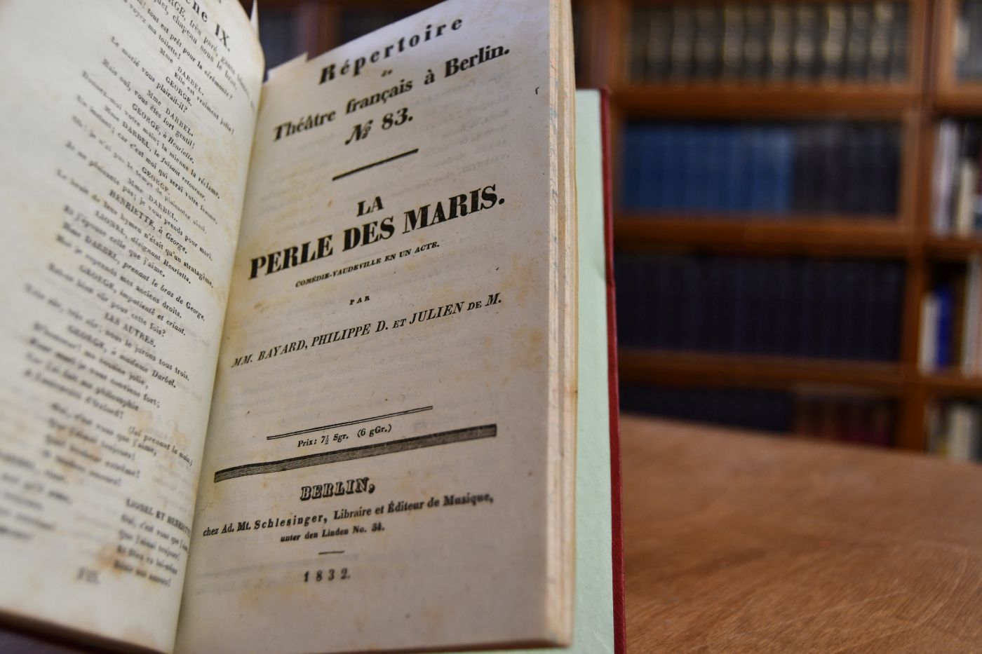 Sammelband mit 4 Textheften des Französischen Theaters in Berlin. Enthält 1. Nr. 41 Le Precepteur dans l`Embarras, Comedie-Vaudeville en un Acte par M. Melesville. 2. Nr. 156 L`Eclair, Opera comique en trois Actes par MM. de Planard et de Saint-George. 3. Nr. 83 La Perle des Maris. Comedie-VAudevill en uh Acte par MM. Bayard, Philippe D. et Julien de M. 4. Nr. 66 Le Parrain, Comedie en un Acte et en Prose par MM. Delestre, Scribe et Melesville.