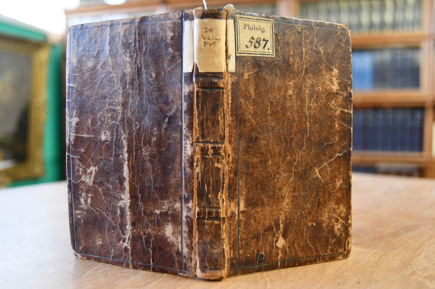 Tractatus varii de Pulicibus, Quorum Primus exhibet Dissertationem Juridicam Opizii Jocoserii De eo, quod iustum est, circa Spiritus familiares Foeminarum, Hoc est Pulices, Item Appendix continens varias quaestiones Miscellaneas de hoc Spiritu volatili, Secundus Laudem & defensionem Pulicum ex Masenii Exercitat. Oratoriis desumptam. Tertius Vituperium & Damnationem illorum ejusdem Autoris et Quartus Flochiam Greiffoldi Knickknakkii ex Floilandia Cortum Versicale de Flois, Schwattibus illis Thiericulis, quae omnes fere Menschos, Mannos, Weibros, Jungfras, &c. Behupffere, & Spitzibus Schnabilis stechere & beissere solent.