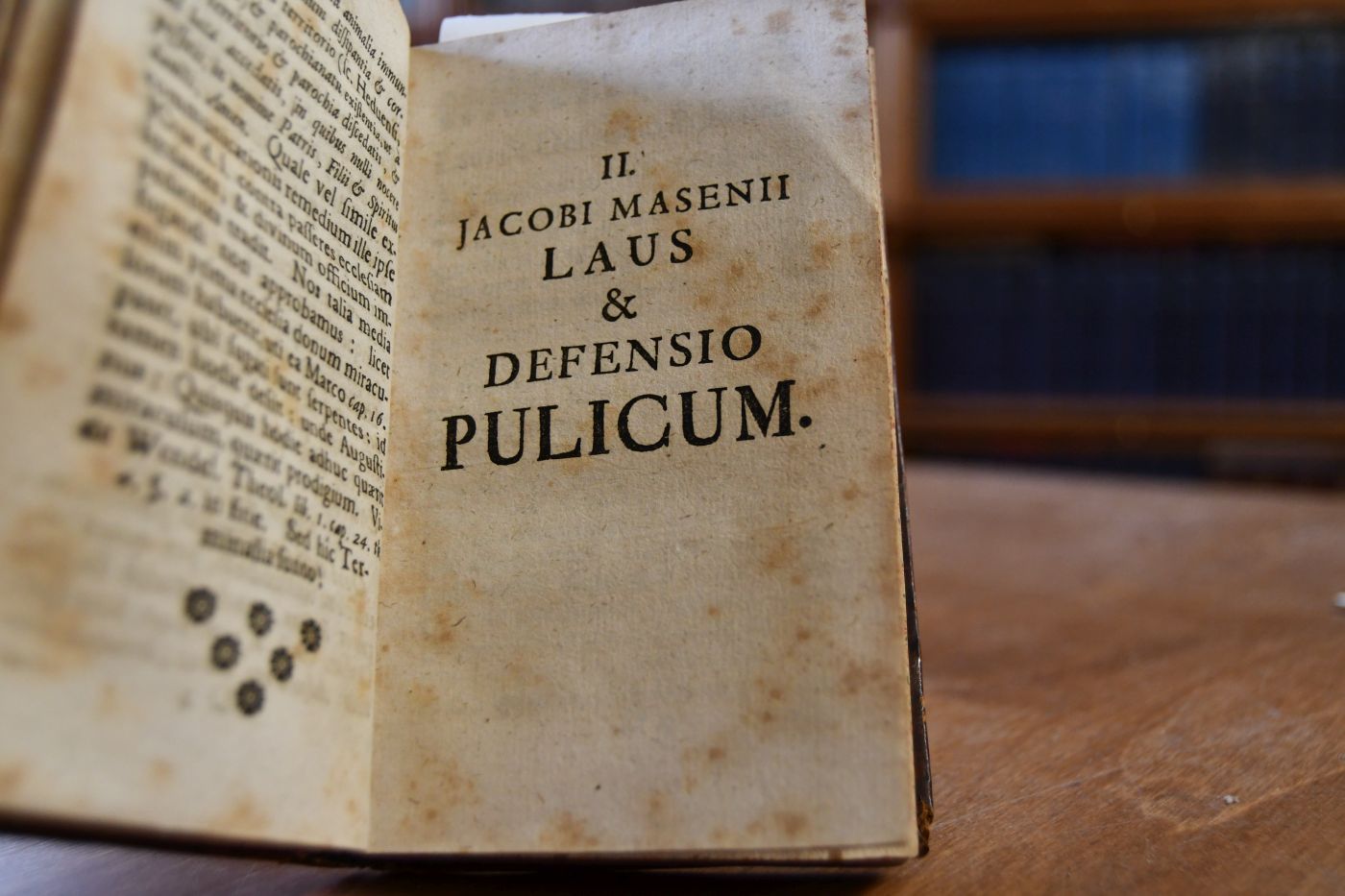 Tractatus varii de Pulicibus, Quorum Primus exhibet Dissertationem Juridicam Opizii Jocoserii De eo, quod iustum est, circa Spiritus familiares Foeminarum, Hoc est Pulices, Item Appendix continens varias quaestiones Miscellaneas de hoc Spiritu volatili, Secundus Laudem & defensionem Pulicum ex Masenii Exercitat. Oratoriis desumptam. Tertius Vituperium & Damnationem illorum ejusdem Autoris et Quartus Flochiam Greiffoldi Knickknakkii ex Floilandia Cortum Versicale de Flois, Schwattibus illis Thiericulis, quae omnes fere Menschos, Mannos, Weibros, Jungfras, &c. Behupffere, & Spitzibus Schnabilis stechere & beissere solent.