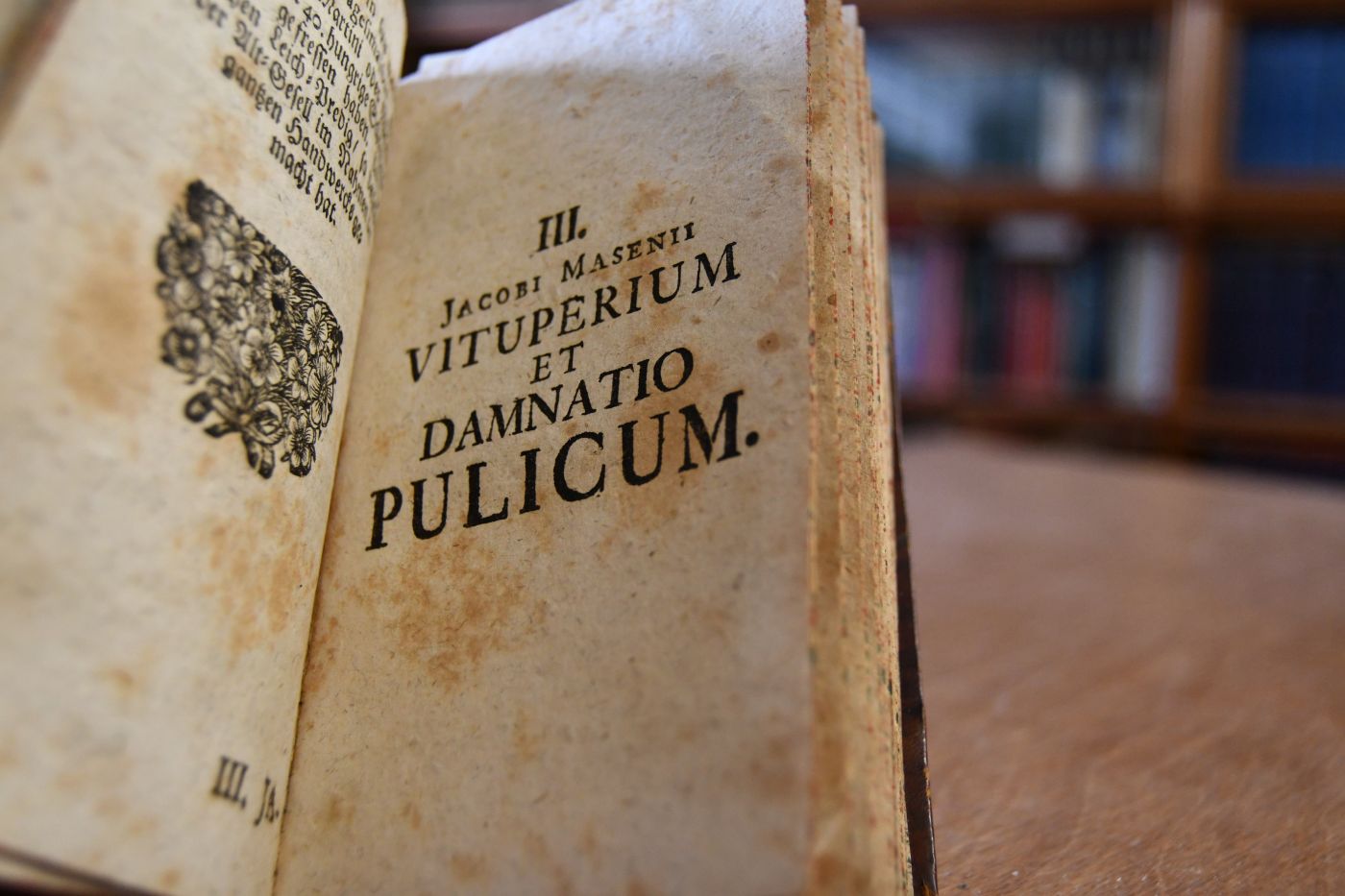 Tractatus varii de Pulicibus, Quorum Primus exhibet Dissertationem Juridicam Opizii Jocoserii De eo, quod iustum est, circa Spiritus familiares Foeminarum, Hoc est Pulices, Item Appendix continens varias quaestiones Miscellaneas de hoc Spiritu volatili, Secundus Laudem & defensionem Pulicum ex Masenii Exercitat. Oratoriis desumptam. Tertius Vituperium & Damnationem illorum ejusdem Autoris et Quartus Flochiam Greiffoldi Knickknakkii ex Floilandia Cortum Versicale de Flois, Schwattibus illis Thiericulis, quae omnes fere Menschos, Mannos, Weibros, Jungfras, &c. Behupffere, & Spitzibus Schnabilis stechere & beissere solent.