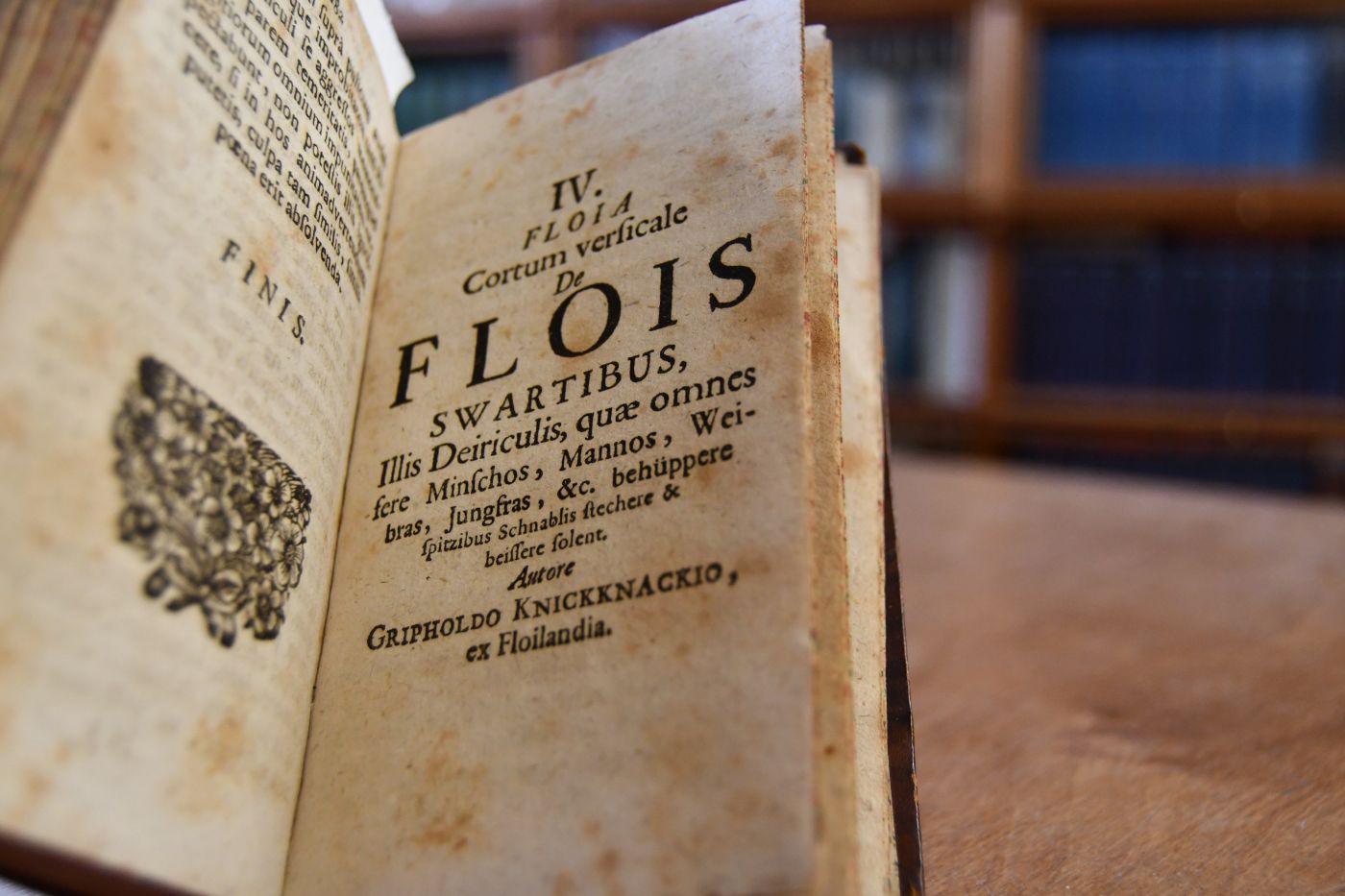 Tractatus varii de Pulicibus, Quorum Primus exhibet Dissertationem Juridicam Opizii Jocoserii De eo, quod iustum est, circa Spiritus familiares Foeminarum, Hoc est Pulices, Item Appendix continens varias quaestiones Miscellaneas de hoc Spiritu volatili, Secundus Laudem & defensionem Pulicum ex Masenii Exercitat. Oratoriis desumptam. Tertius Vituperium & Damnationem illorum ejusdem Autoris et Quartus Flochiam Greiffoldi Knickknakkii ex Floilandia Cortum Versicale de Flois, Schwattibus illis Thiericulis, quae omnes fere Menschos, Mannos, Weibros, Jungfras, &c. Behupffere, & Spitzibus Schnabilis stechere & beissere solent.