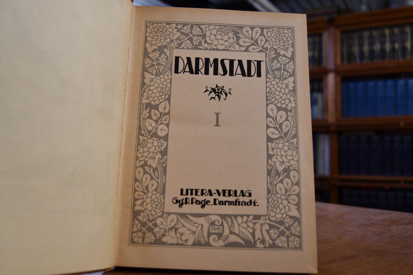 Darmstadt I. "Gedruckt in den Jahren 1917/18/19 in einer Auflage von 500 Abzügen und 20 nummerierten Abzügen auf Indiapapier, in der Hof-Buchdruckerei H. Hohmann, Darmstadt". Mit einem Holzschnitt "Blick auf die Stadtkirche" von A.M. Schwindt und einem Bildnis Großherzogs Ernst Ludwig von Hessen und bei Rhein.