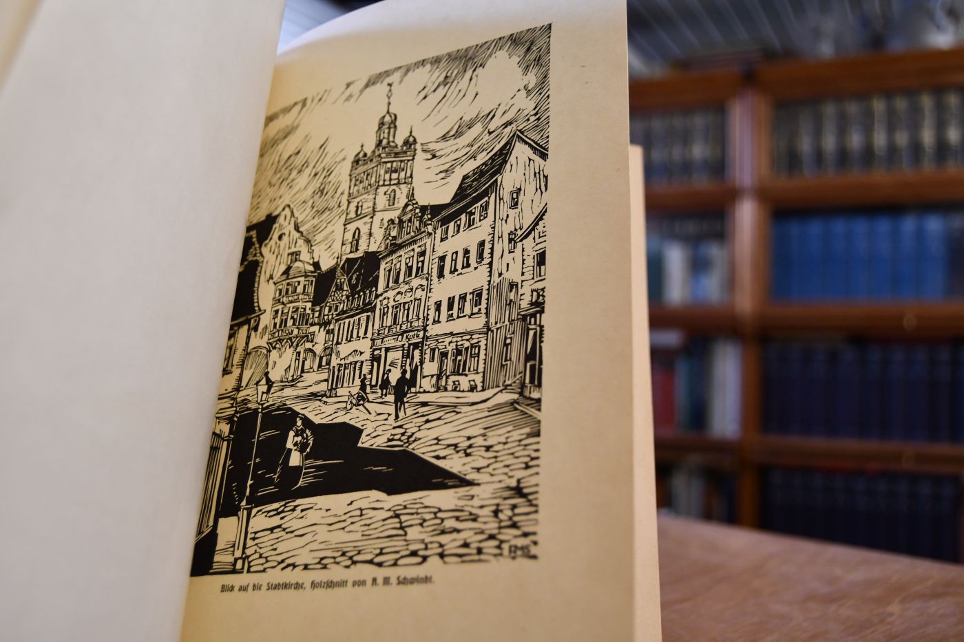 Darmstadt I. "Gedruckt in den Jahren 1917/18/19 in einer Auflage von 500 Abzügen und 20 nummerierten Abzügen auf Indiapapier, in der Hof-Buchdruckerei H. Hohmann, Darmstadt". Mit einem Holzschnitt "Blick auf die Stadtkirche" von A.M. Schwindt und einem Bildnis Großherzogs Ernst Ludwig von Hessen und bei Rhein.