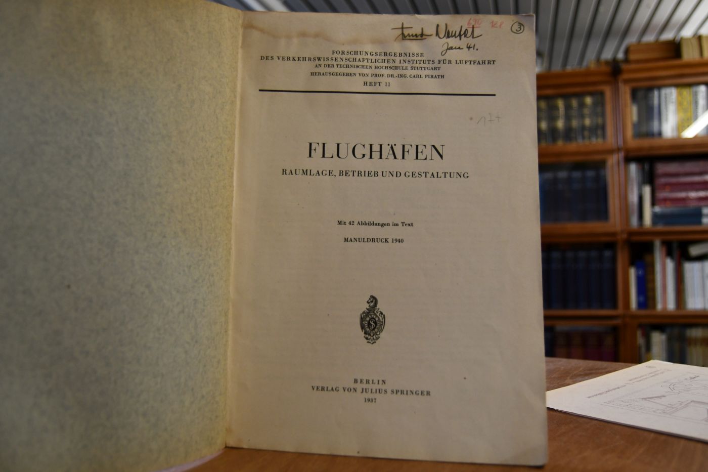 Flughäfen. Raumlage, Betrieb und Gestaltung.