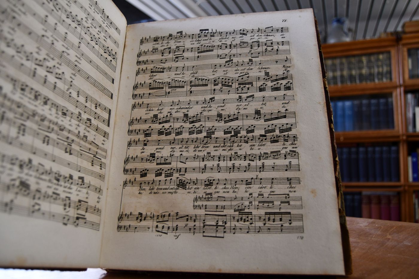 Cosi fan tutte. Weibertreue, komische Oper in zwei Aufzuegen. In vollständigem Klavierauszug mit deutschem und italienischem Texte und zugleich für das Piano-Forte allein. Ihrer Koeniglichen Hoheit der Frau Markgraefin Leopold zu Baden in tiefster Ehrfurcht zugeeignet von dem Verleger. Wohlfeile Ausgabe von W.A. Mozarts sämtlichen Opern. 4te Lieferung.