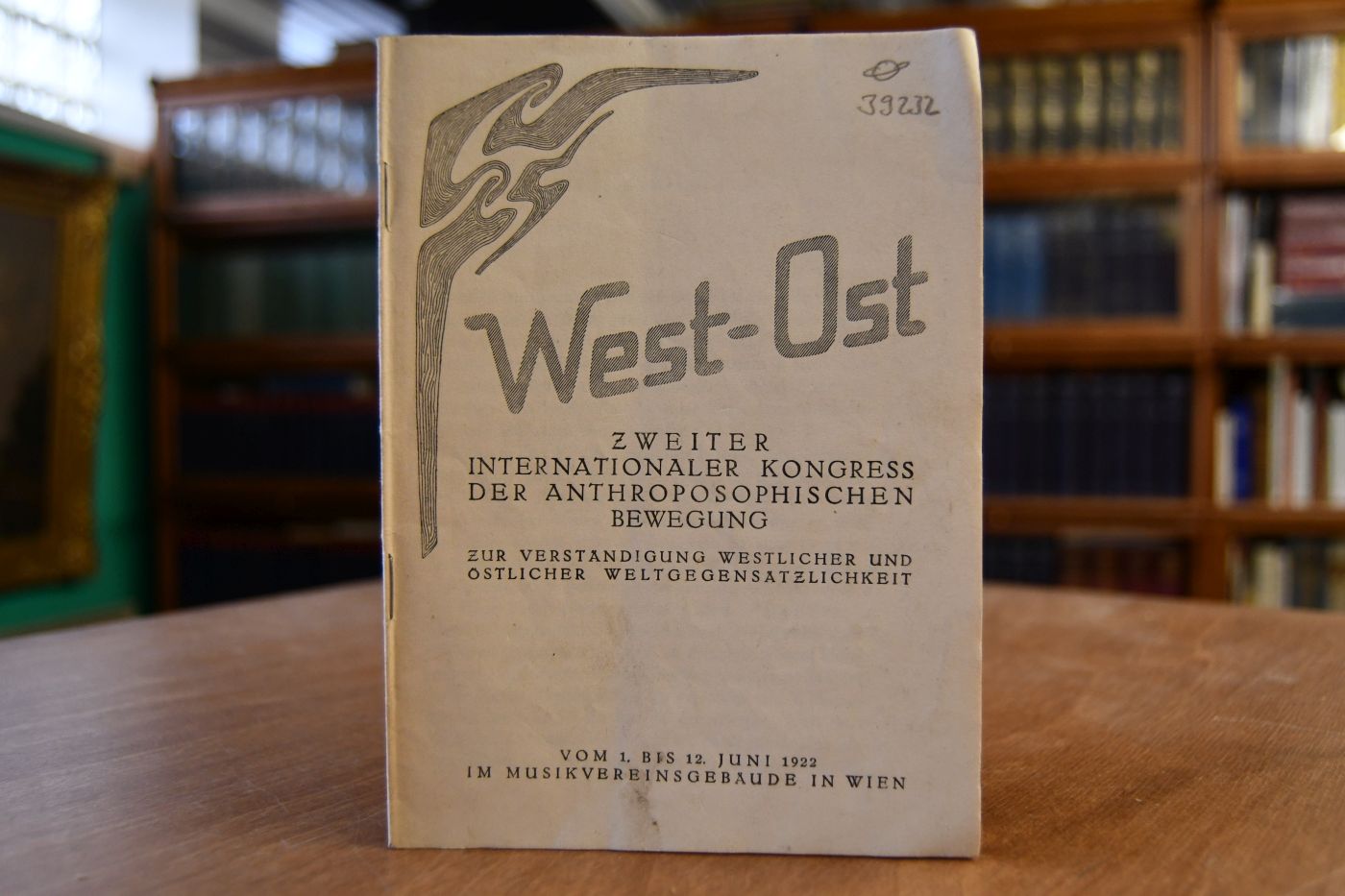 West-Ost. Zweiter Internationaler Kongress der Anthroposophischen Bewegung. Zur Verständigung westlicher und östlicher Weltgegensätzlichkeit. Vom 1. bis 12. Juni 1922 im Musikvereinsgebäude in Wien.