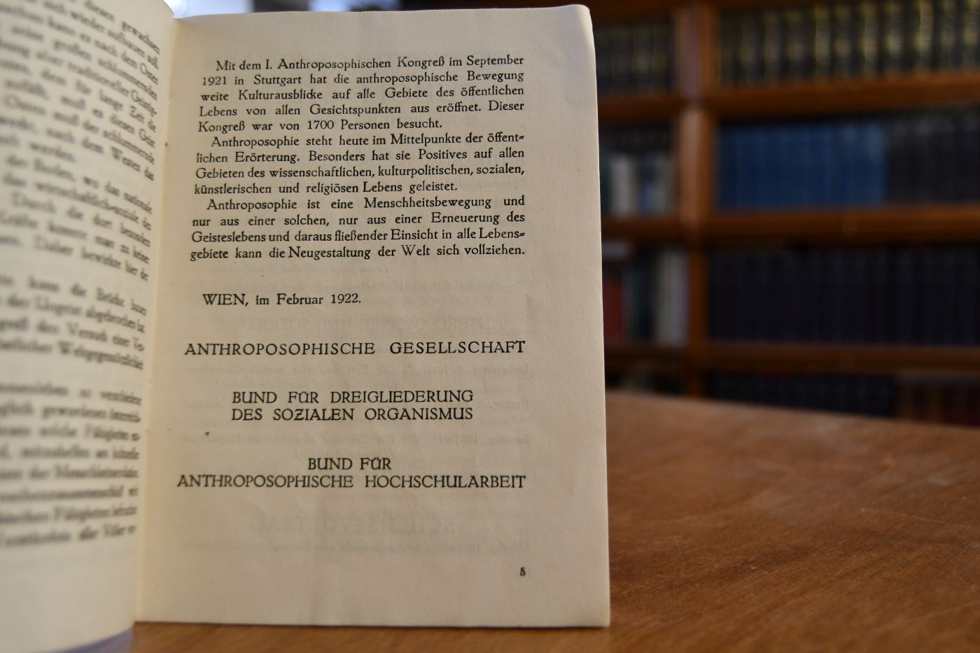West-Ost. Zweiter Internationaler Kongress der Anthroposophischen Bewegung. Zur Verständigung westlicher und östlicher Weltgegensätzlichkeit. Vom 1. bis 12. Juni 1922 im Musikvereinsgebäude in Wien.