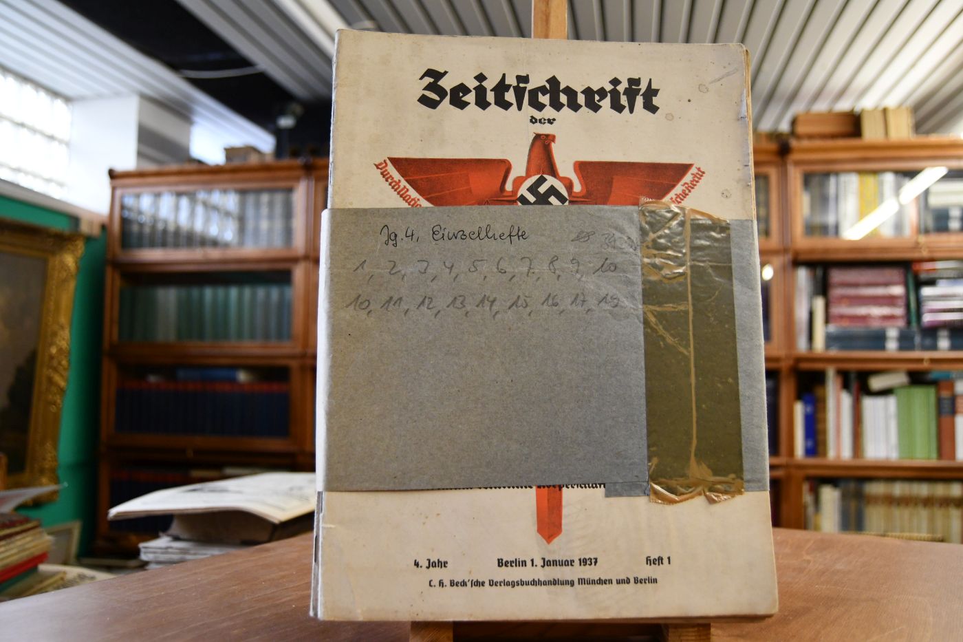 Zeitschrift der Akademie für Deutsches Recht. Einzelhefte mit Schutzumschlag. 4. Jahrgang, 1937. Folgende Hefte vorhanden 1, 2, 3, 4, 5, 6, 7, 8, 9, 10, 1o, 11, 12, 13, 14, 15, 16, 17, 19. Preis je Einzelheft.