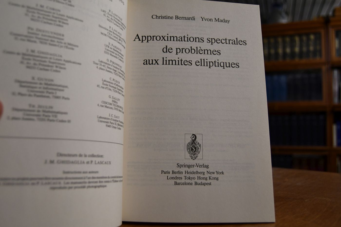 Approximations spectrales de problemes aux limites elliptiques.