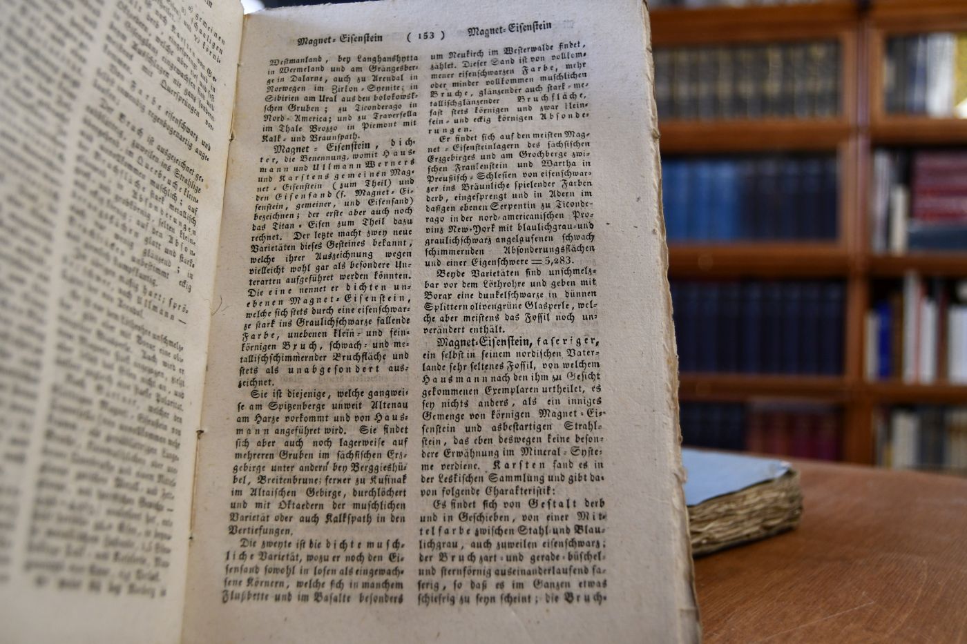 Mineralogisches Hand-Lexicon Oder Alphabetische Aufstellung und Beschreibung aller bisher bekannten Fossilien, nach ihrer alten und neuen Nomenklatur und Charakteristik, nach ihrem geographischen Vorkommen und technisch-ökonomischen Gebrauche, sammt der in die Ordnung des Alphabets eingeschalteten Kennzeichenlehre und vielen aus der Chemie und Bergmannsprache ausgehobenen nöthigen und nützlichen Kunstwörtern. 2. und 3. Band (von 3). K-Z.