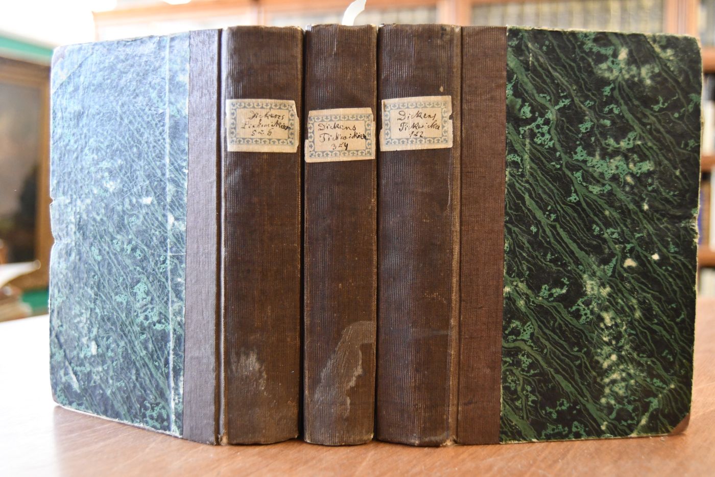 Die nachgelassenen Papiere des Pickwick-Clubs. Aus dem Englischen von R.A. Fröhlich. 6 Tle. in 3 Bdn.