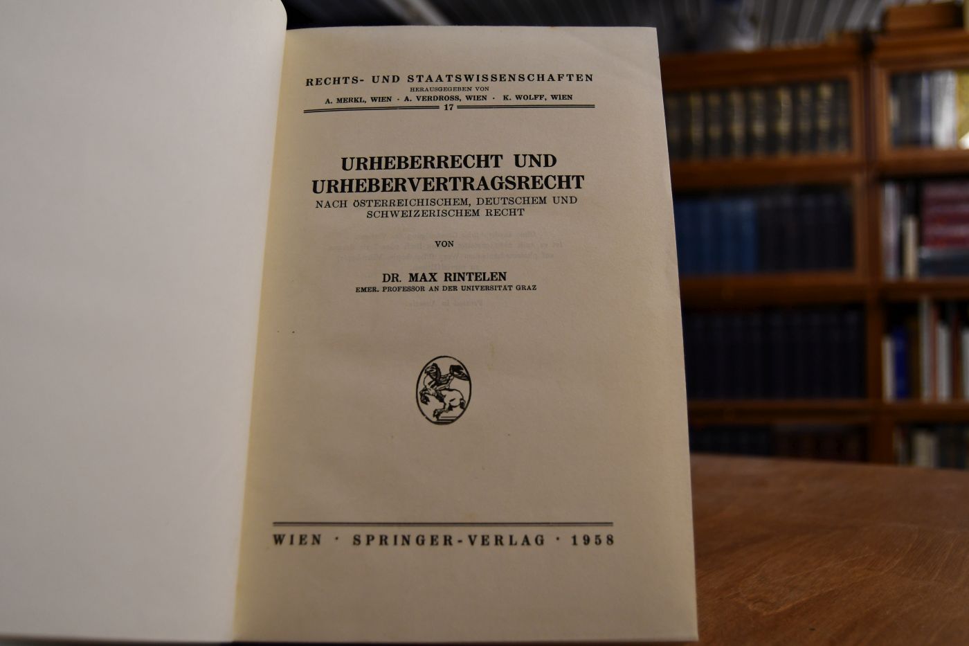 Urheberrecht und Urhebervertragsrecht nach österreichischem, deutschem und schweizerischem Recht.