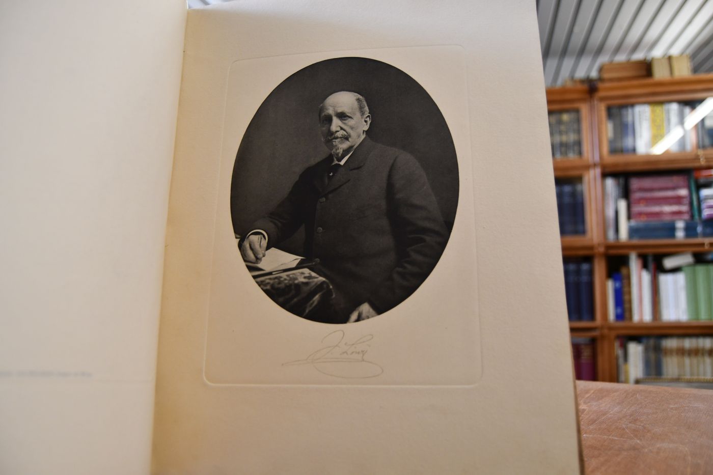 Dem Andenken des kaiserl. Rates Josef Löwy k.u.k. Hof-Photograph.