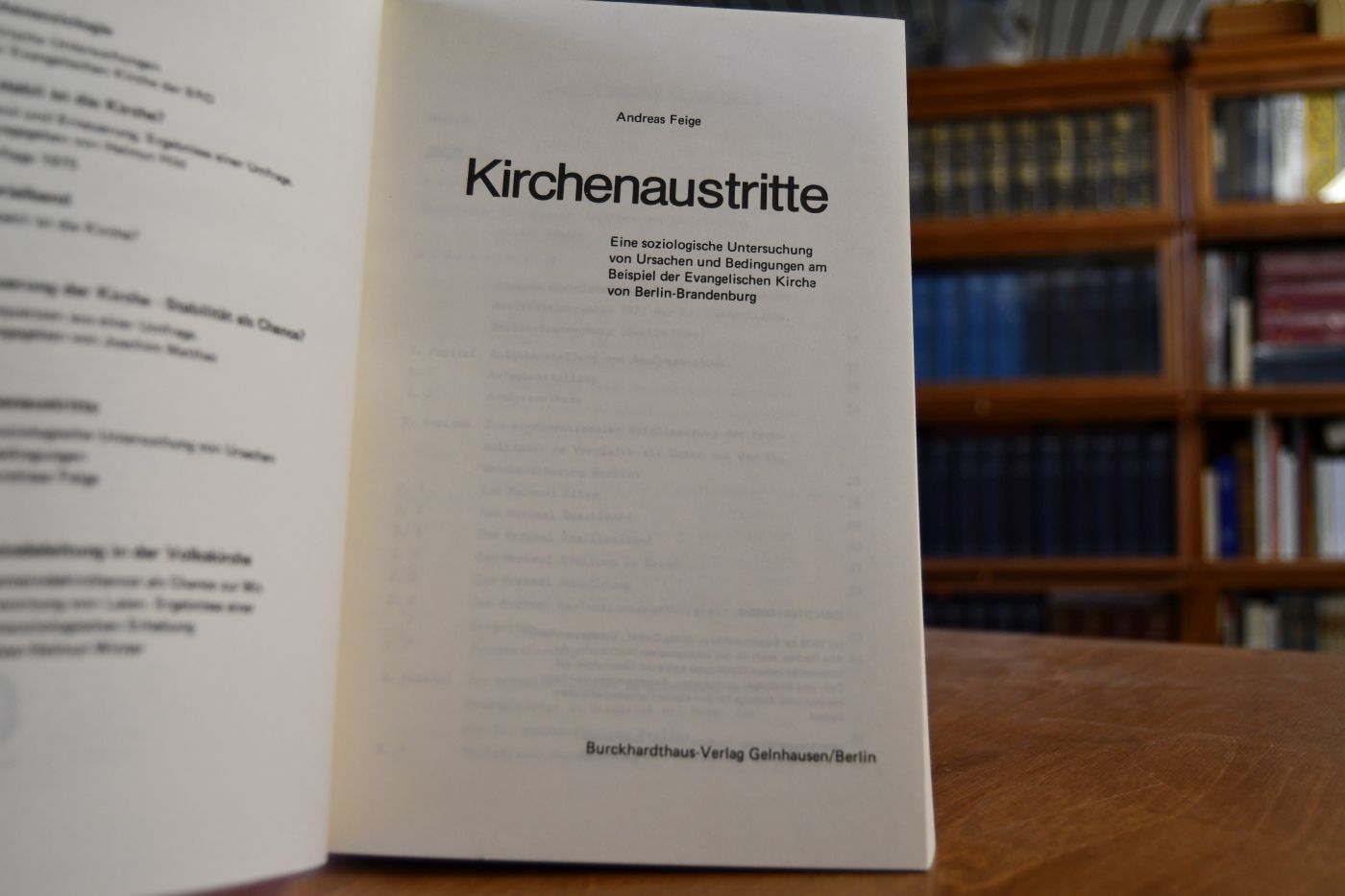 Kirchenaustritte. Eine soziologische Untersuchung von Ursachen und Bedingungen am Beispiel der Evangelischen Kirche von Berlin-Brandenburg.