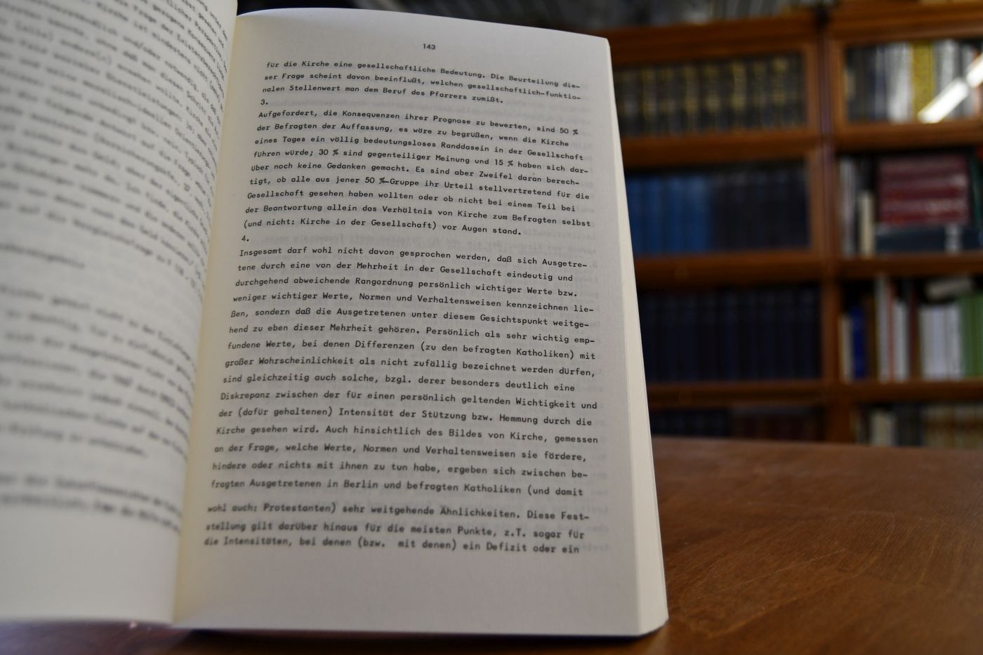 Kirchenaustritte. Eine soziologische Untersuchung von Ursachen und Bedingungen am Beispiel der Evangelischen Kirche von Berlin-Brandenburg.