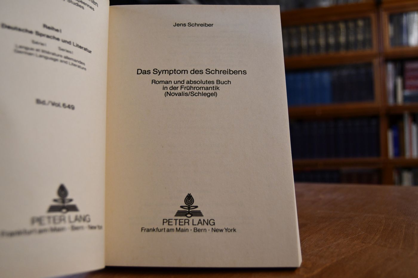 Das Symptom des Schreibens. Roman und absolutes Buch in der Frühromantik (Novalis/Schlegel).