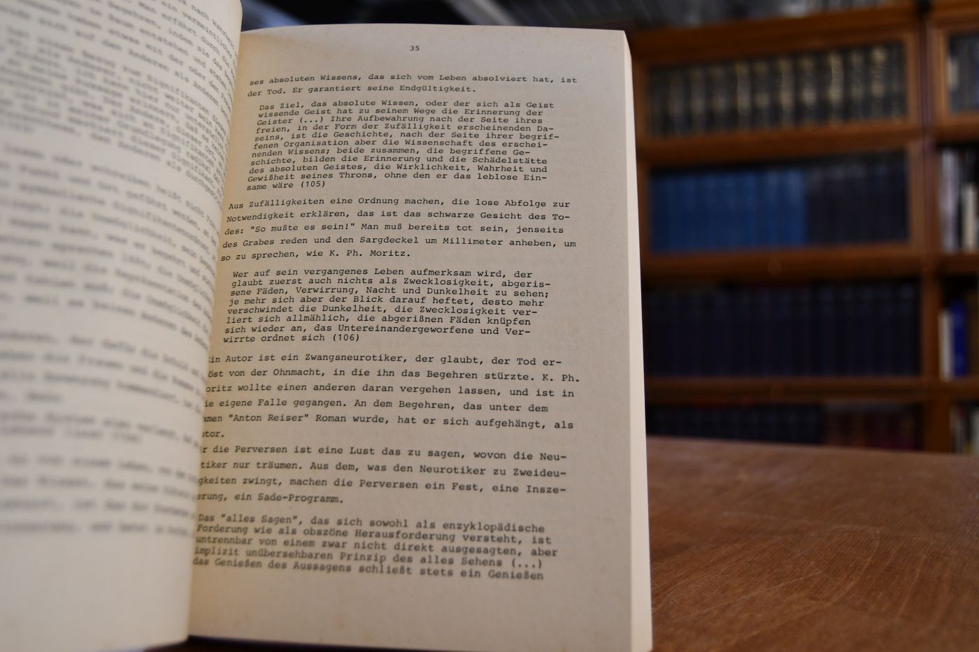 Das Symptom des Schreibens. Roman und absolutes Buch in der Frühromantik (Novalis/Schlegel).