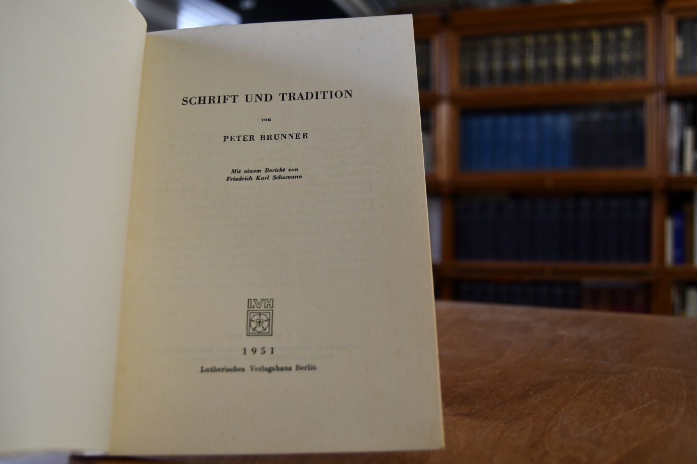 Schrift und Tradition. Mit einem Bericht von Friedrich Karl Schumann.