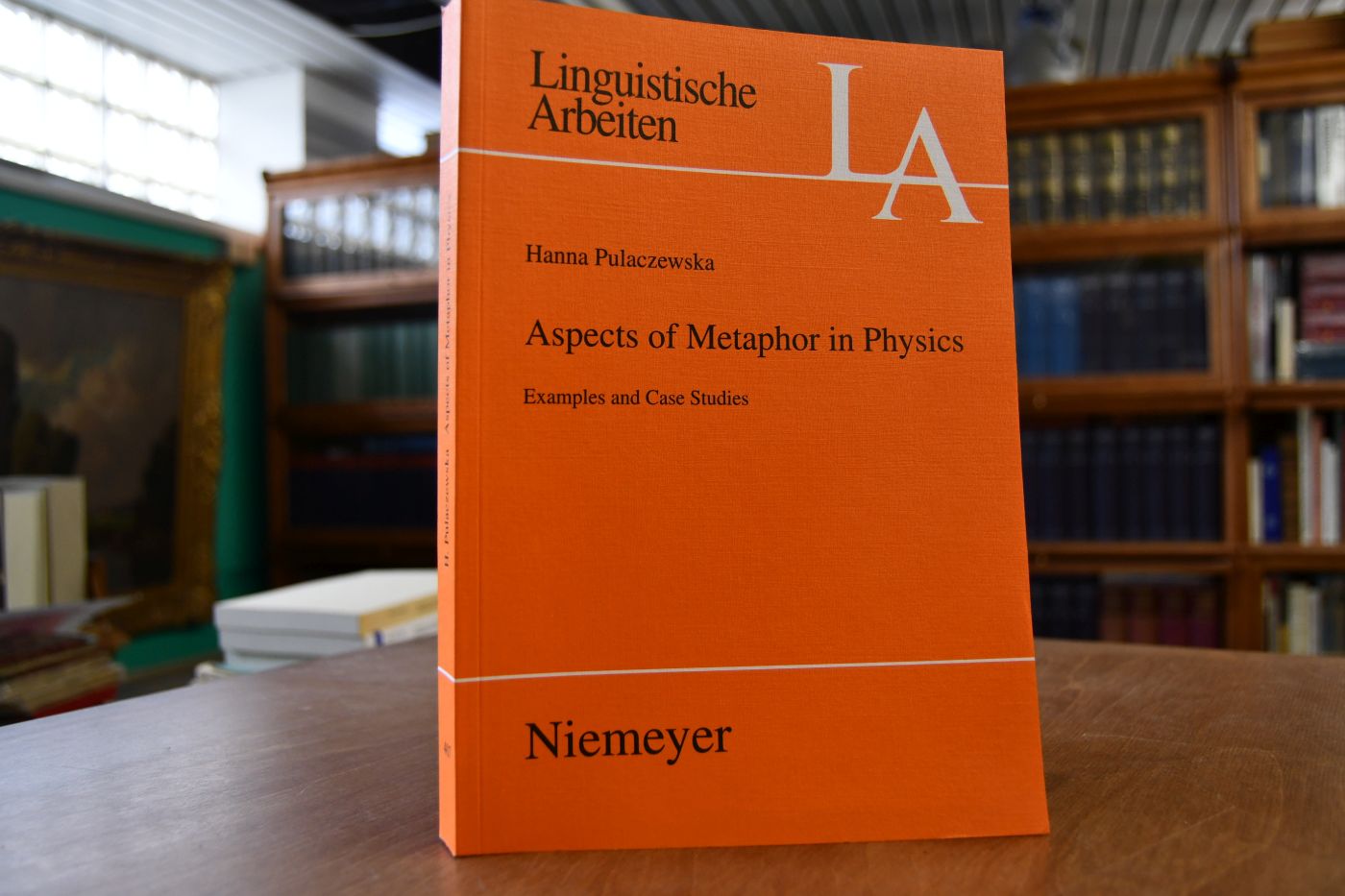 Aspects of metaphor in physics. Examples and case studies.