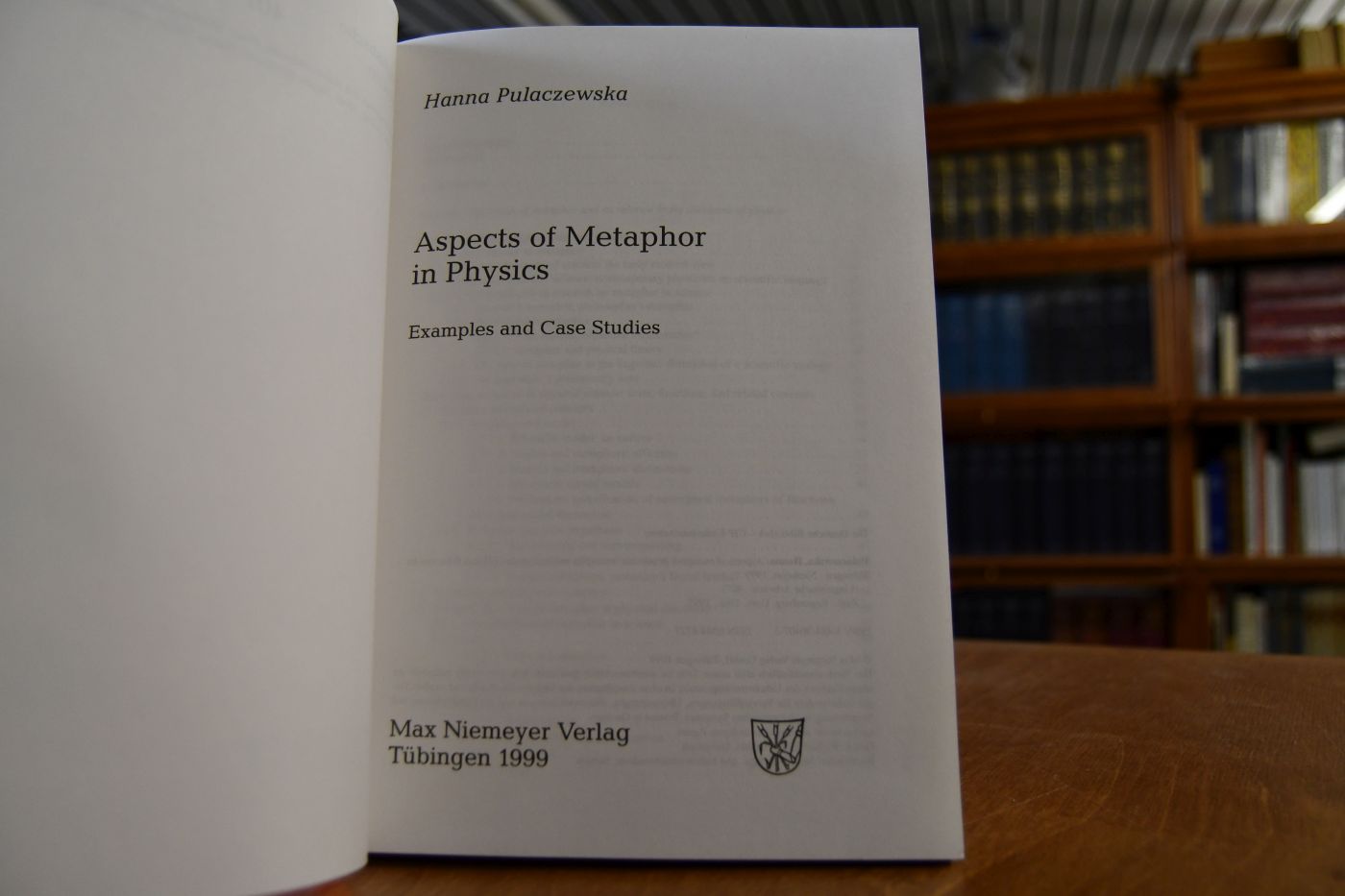 Aspects of metaphor in physics. Examples and case studies.